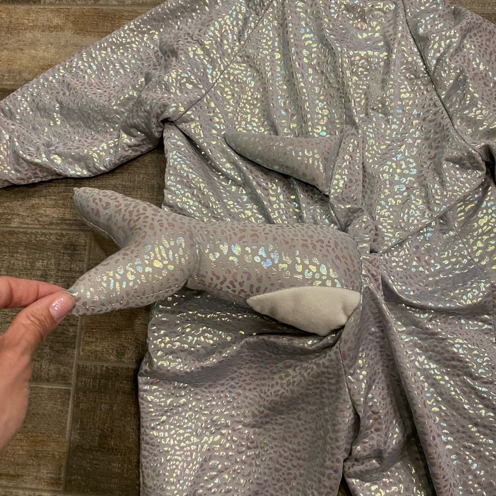 18-24 month shark costume. Like new condition. Zip closure. Halloween dress-up - Picture 4 of 5